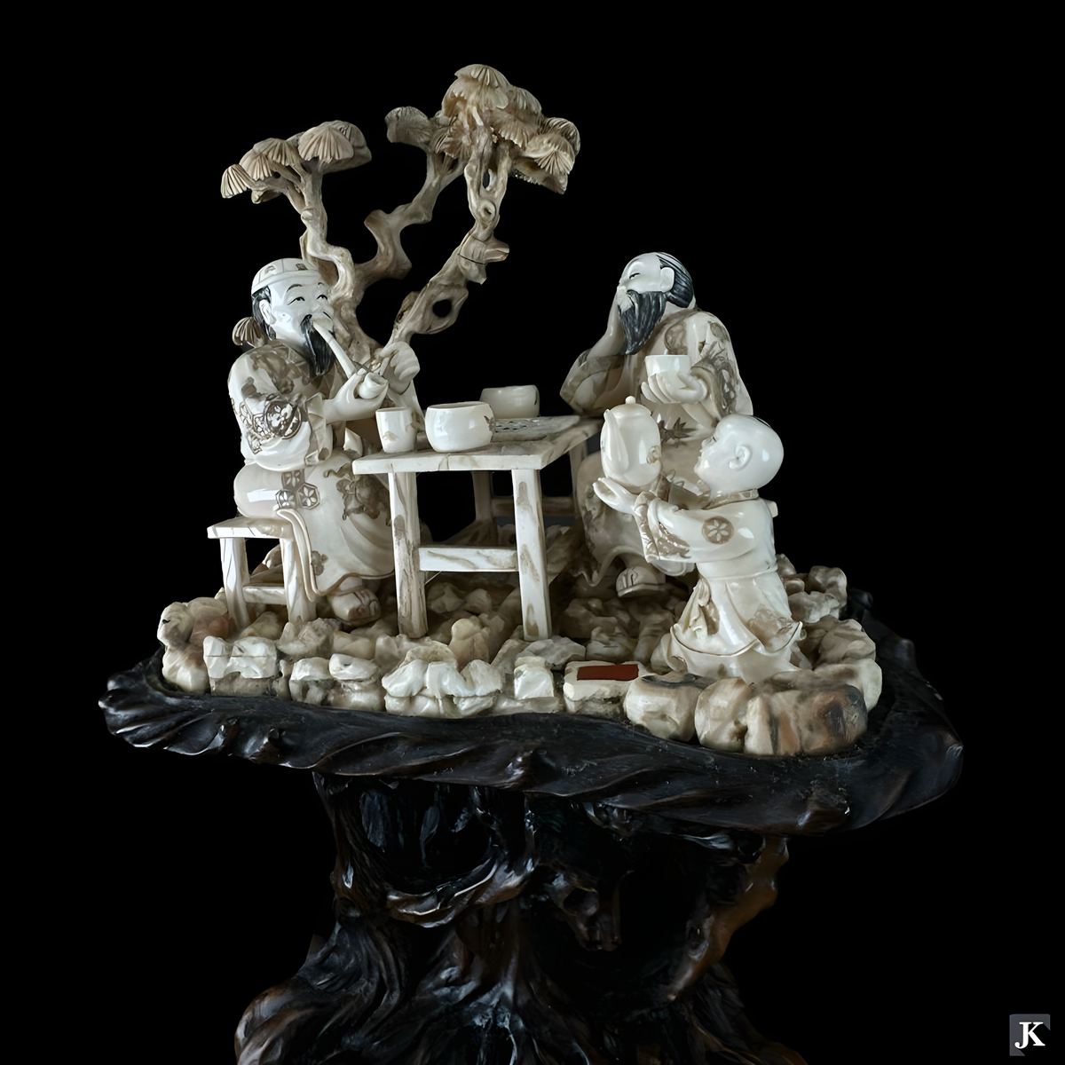 Chinese Carving Chinese Carving in its display case authentication evidence image 2
