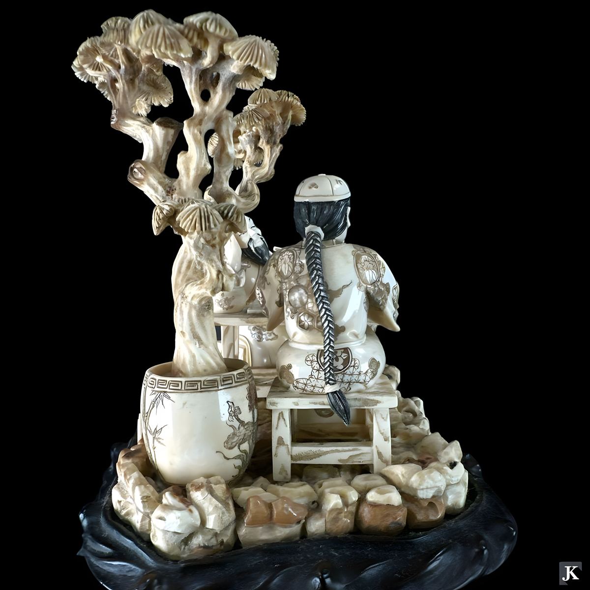 Chinese Carving Chinese Carving in its display case authentication evidence image 7